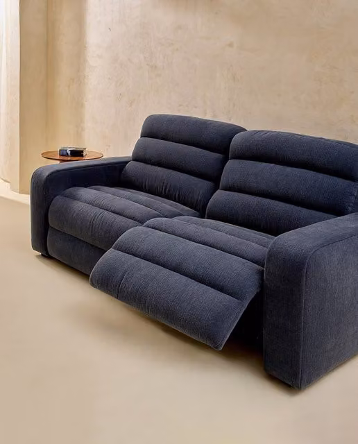 Sofá de 3 plazas Reno de El Corte Inglés con 2 asientos relax eléctricos, tapizado en tejido azul y gris con diseño de rayas y reposacabezas ajustable