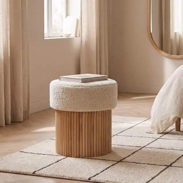 Puf redondo de borreguito blanco Klast Home con estructura de madera y diseño escandinavo An/P/Al: 45 x 45 x 43 cm