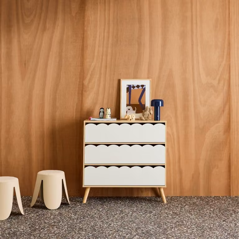 Cómoda infantil Sweeek de 3 cajones con patas de pino y acabado efecto madera, An/P/Al: 80 x 30 x 79 cm