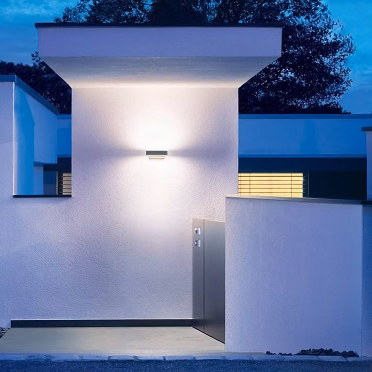 Lámpara de pared LED para exteriores STEINEL L 810 C en color negro y acabado de aluminio con iluminación up/down y luz blanca cálida