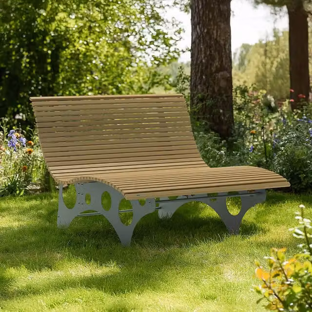 Tumbona Wave NIRA de Home Deluxe en madera de teca color marrón con diseño ergonómico para jardín