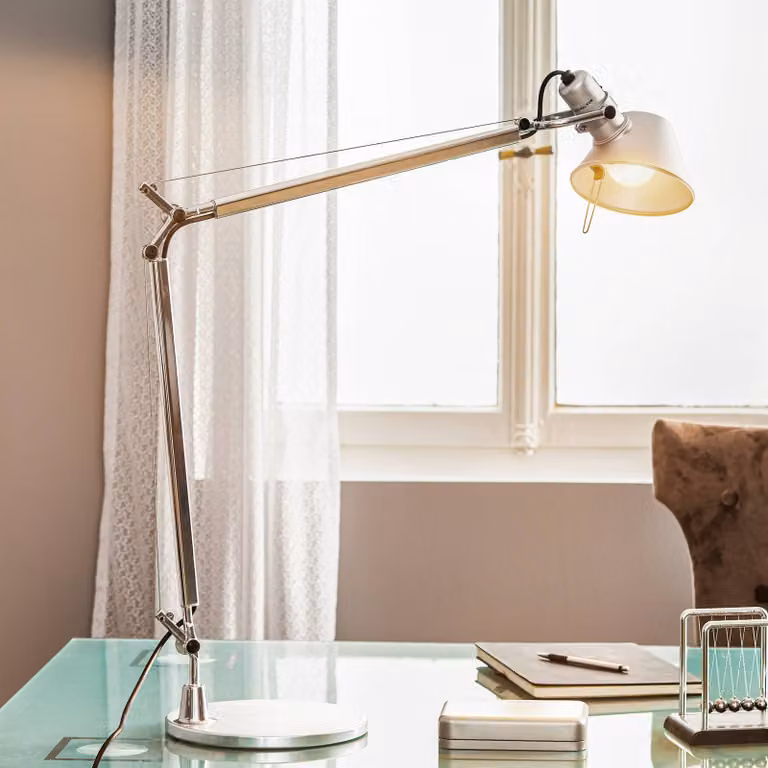 Lámpara de escritorio Artemide Tolomeo ajustable en aluminio color gris y plata para oficina o casa