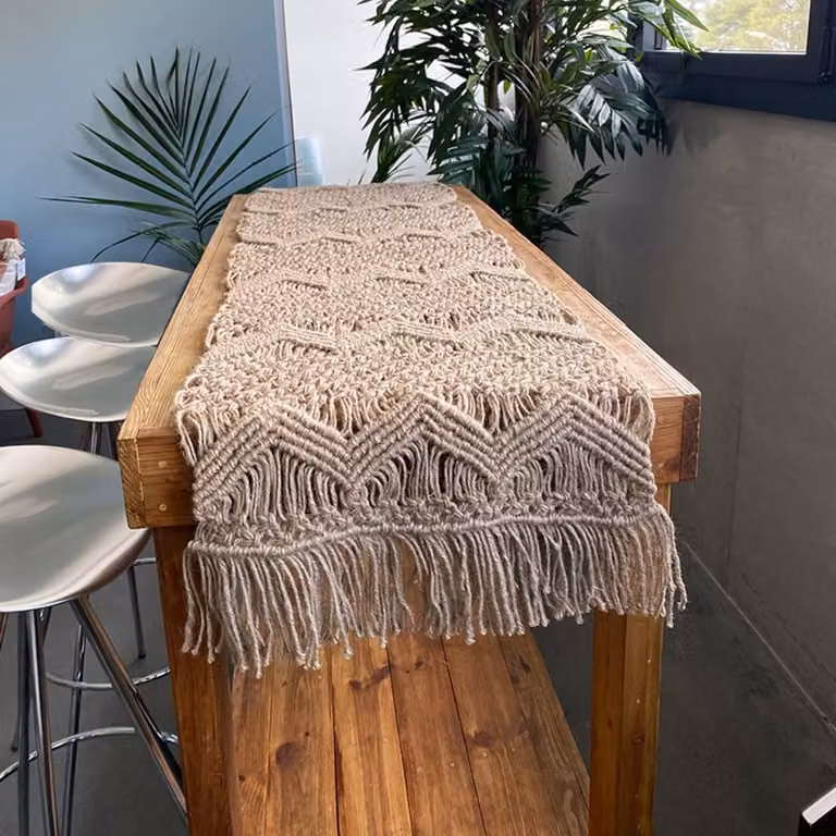 Camino de mesa rectangular de macramé en yute de MEVAK LIVING color beige y blanco estilo rústico