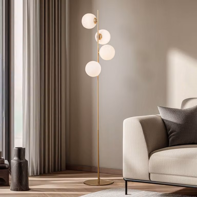 Lámpara de pie Isandro de Lucande en metal y cristal, disponible en oro/latón o blanco, ideal para tu salón o comedor