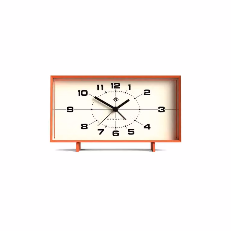 Reloj despertador de mesa Newgate con diseño mid century, analógico y mecanismo de cuarzo silencioso en color naranja y negro