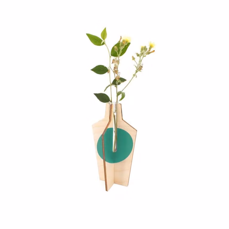 Jarrón anamórfico Oslo de Reine Mère con diseño geométrico y minimalista en colores verde y multicolor con materiales de madera y vidrio para mesa