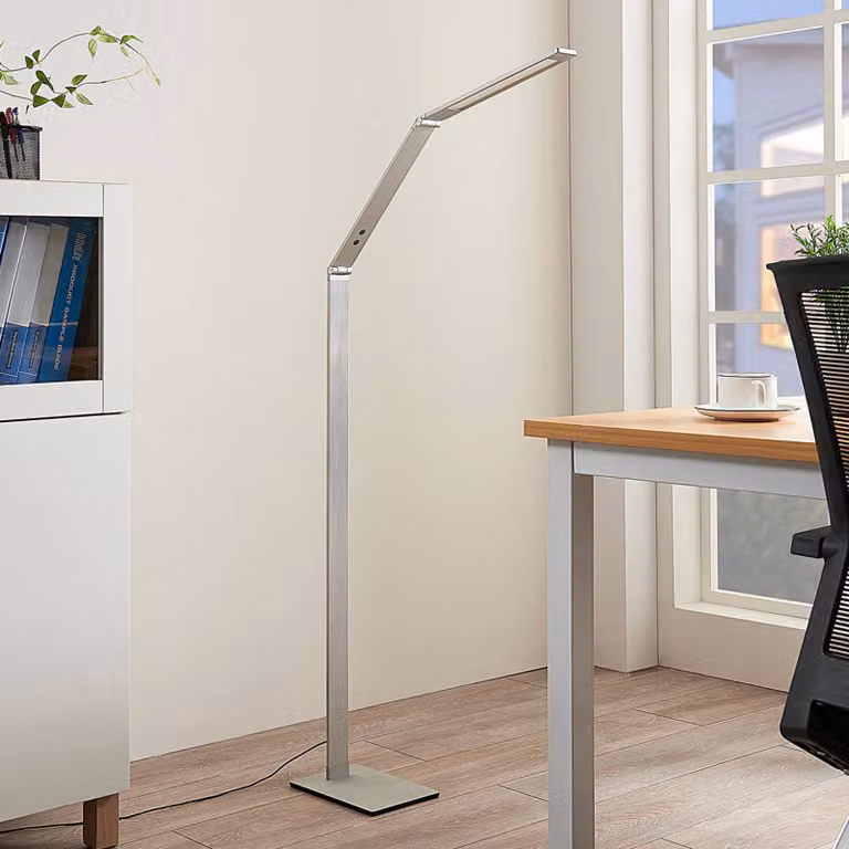 Lámpara de pie LED Nicano de Lucande, diseño moderno en aluminio color gris y plata, regulable para hogar u oficina