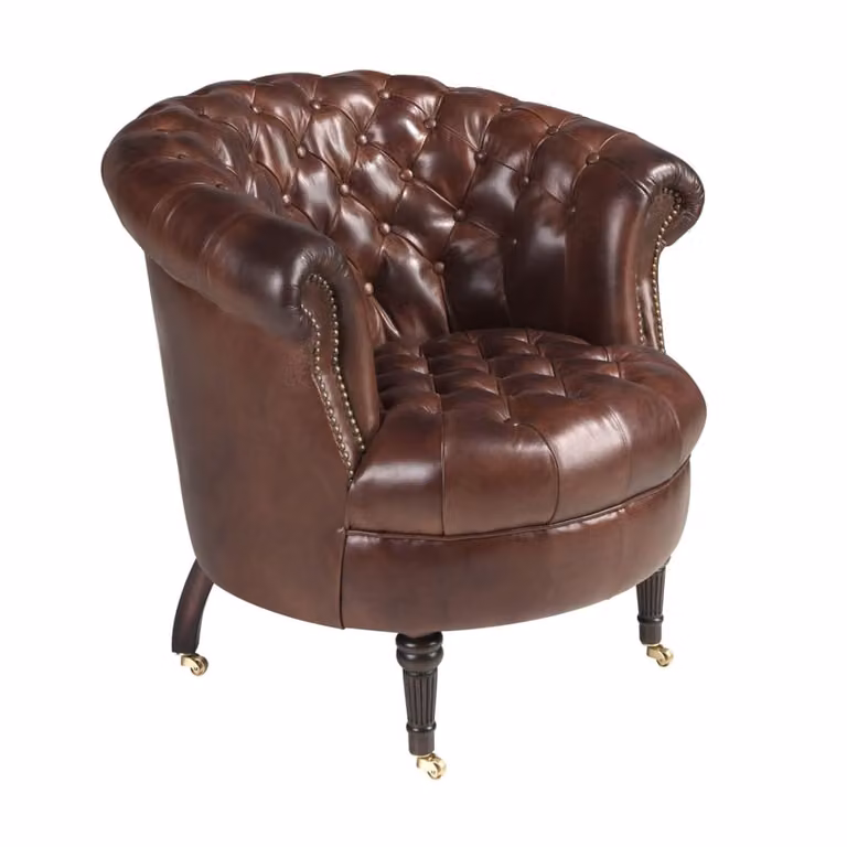 Sillón Chesterfield Angel Cerda en piel marrón con estructura de madera de nogal