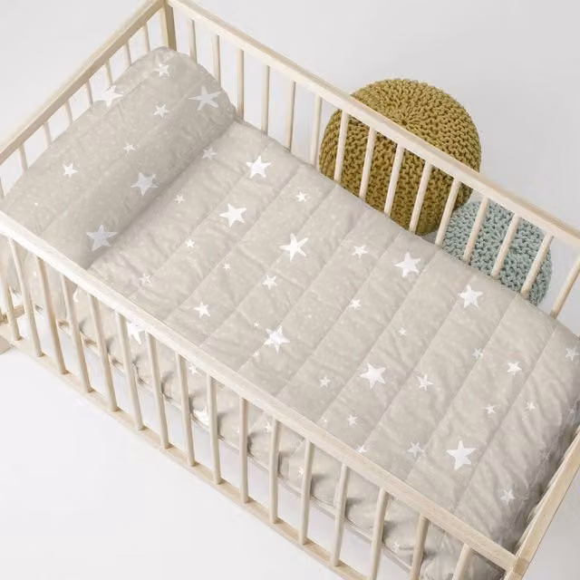 Colcha de cuna reversible acolchada Basic Kids de algodón en beige y blanco, An/P: 100 x 130 cm