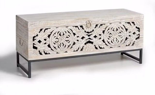 Baúl de madera de mango y patas de metal de Giner y Colomer en color blanco con estilo boho y detalles florales An/P/Al: 50 x 40 x 116 cm