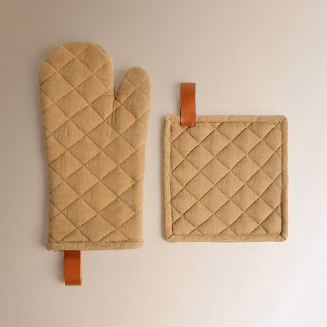 Set de manopla y agarrador Vali de El Corte Inglés en color beige y algodón con lazo para colgar