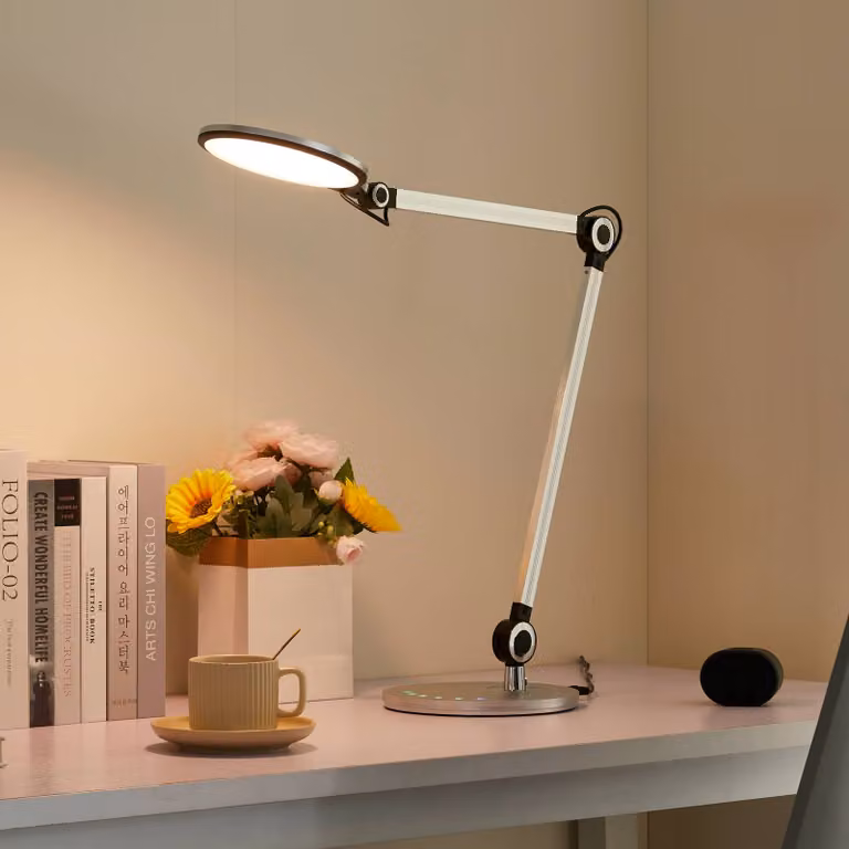 Lámpara de mesa LED Nyxaris de Lindby, modelo atenuable en color gris y plata con acabado de aluminio
