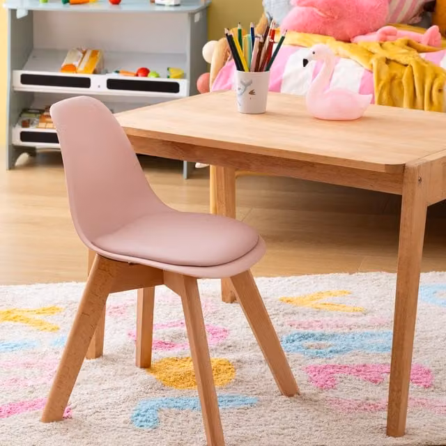Silla infantil Atmosphera en color rosa con asiento de polipiel y estructura de madera de haya An/P/Al: 55 x 38,5 x 31 cm