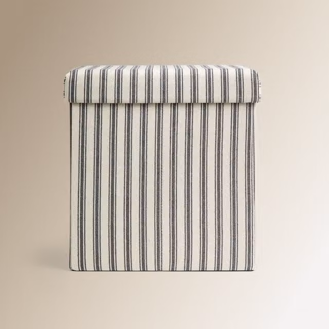 Caja puff de diseño moderno con estampado a rayas en color blanco de El Corte Inglés
