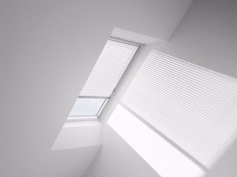 Cortina veneciana manual Velux Modelo PAL de aluminio en color blanco y acabado semitransparente