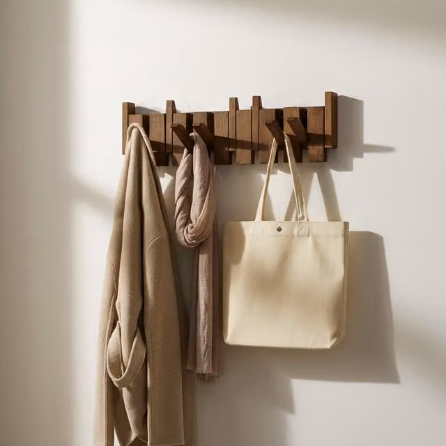 Perchero PORTE de Home Deluxe en madera de nogal marrón, diseño moderno con panel y ganchos distribuidos, An: 56 cm, P: 15 cm