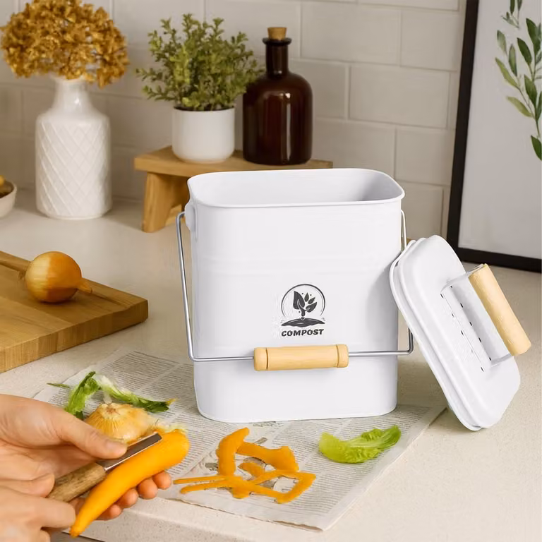 Compostador de cocina Northix con filtro de olores y tapa abatible, 3,5 l, blanco