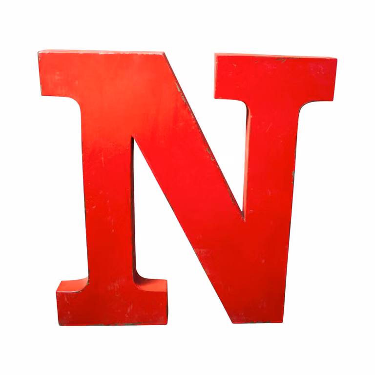Letra N decorativa de metal rojo para montaje en pared con estilo vintage