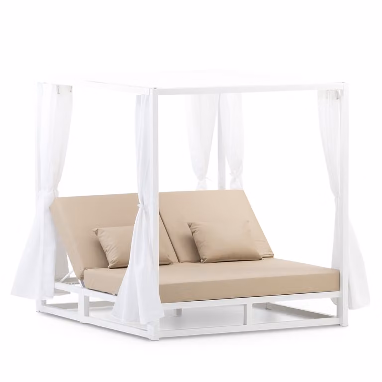 Cama balinesa Defora Home de aluminio blanco con cojines beige y dosel para exterior