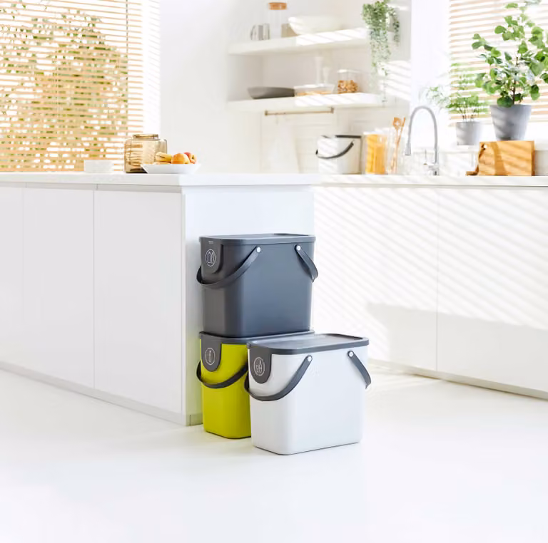 Sistema de reciclaje y gestión de residuos ROTHO Albula de 25 litros, color verde, apilable con tapa y asas