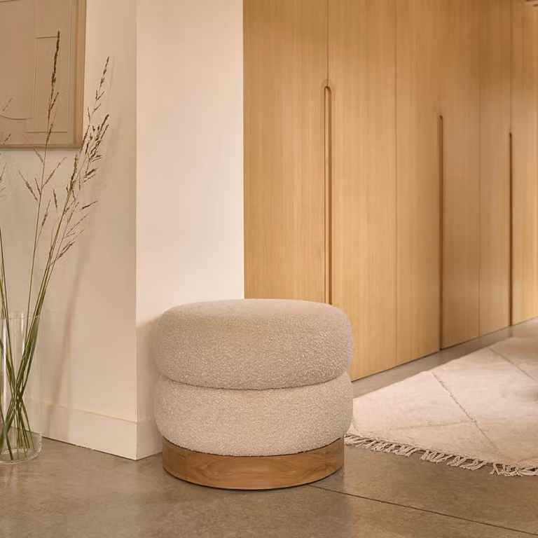 Puf Berah Getah de teca maciza y tejido bouclette en color beige, forma cilíndrica, An/P/Al: 54 x 42 x 54 cm
