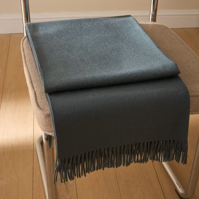 Manta decorativa de cashmere y seda Mantas Ezcaray con flecos en color gris An/P/Al: 200 x 130 cm