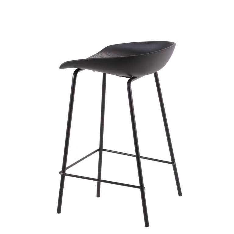 Taburete bajo Kavan de KOKETTO HOME con asiento negro y patas de metal negro de estilo escandinavo