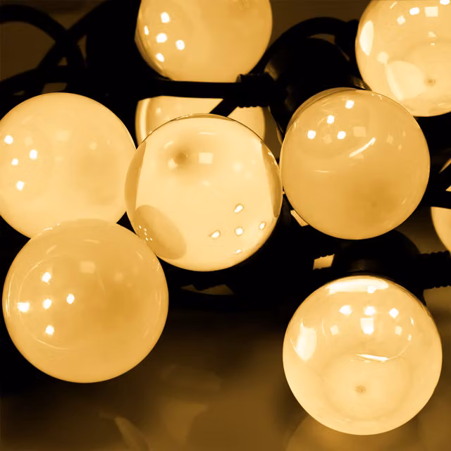 Guirnalda de luces LED Rebel con 50 esferas de plástico, luz blanca cálida, IP44 y diseño conectable para exteriores