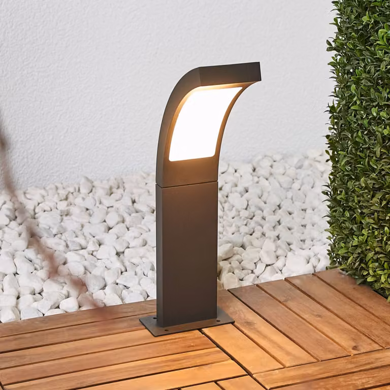 Baliza LED Juvia de Lucande para jardín, diseño moderno en negro y gris con acabado en aluminio y plástico