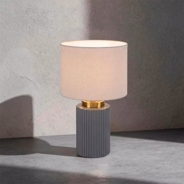 Lámpara de mesa moderna Rabalux de cerámica gris con pantalla de tela y tecnología LED IP20