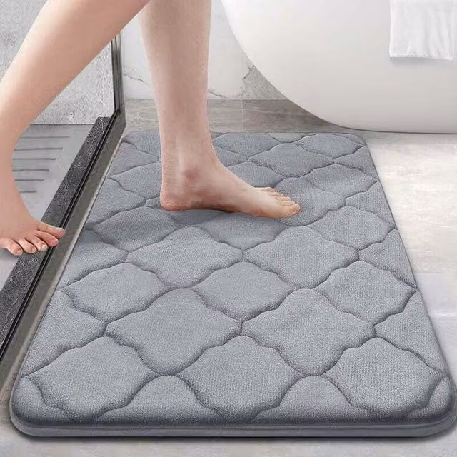 Alfombra de baño ODIPIE de espuma viscoelástica con diseño moroccan en color gris, antideslizante y absorbente, An/P: 61 x 40,6 cm