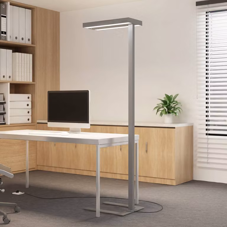 Lámpara de pie LED Arcchio Logan de aluminio gris y plata, atenuable y con diseño moderno para hogar u oficina