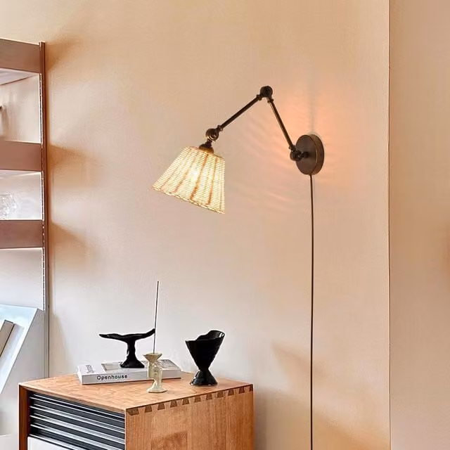Lámpara de pared ALPINALUZ con brazo oscilante ajustable, pantalla de ratán y metal en color beige y negro, casquillo E27 con cable y enchufe para lectura o salón