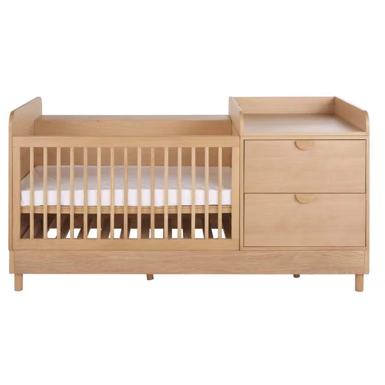 Cuna evolutiva convertible en cama infantil Maisons du Monde en color roble y beige con estante lateral y lamas abatibles An/P/Al: 120 x 60 x 60 cm