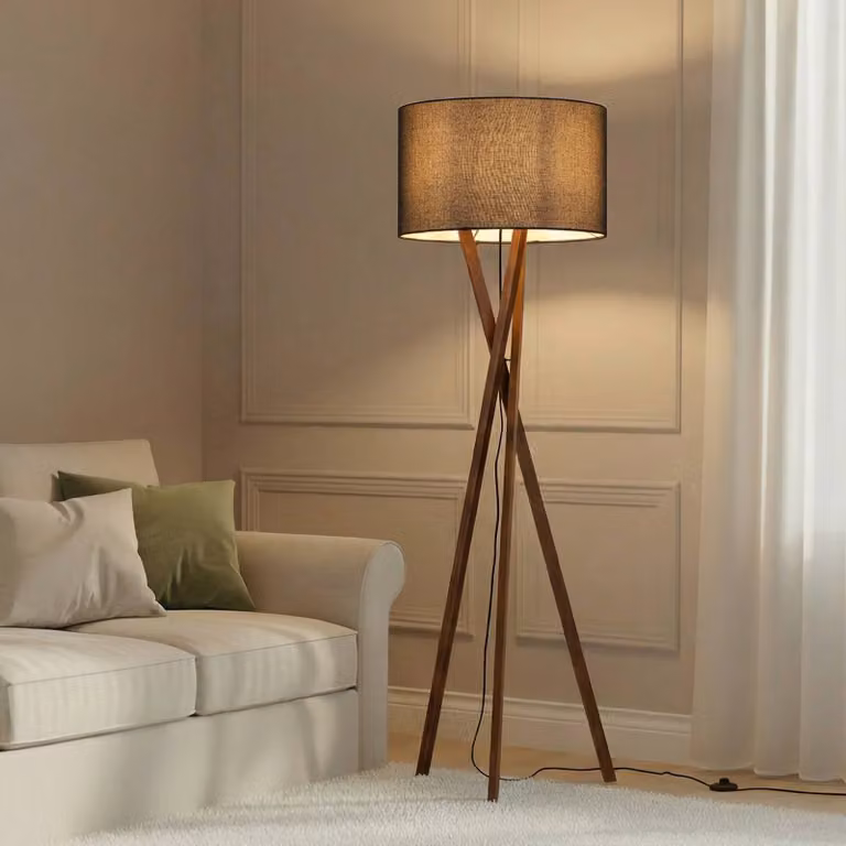 Lámpara de suelo Auriane de Lucande en madera y tejido color marrón y negro para salón o comedor de estilo nórdico