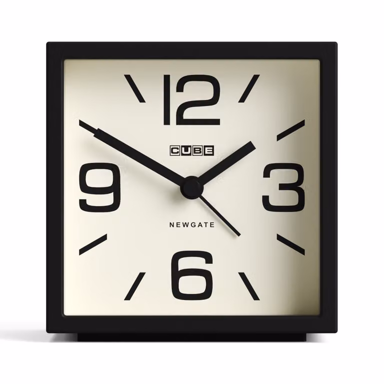 Reloj despertador analógico Newgate de estilo mid century con diseño cuadrado en metal negro mate para mesa