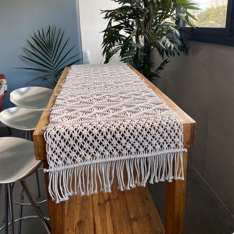 Camino de mesa de macramé de algodón blanco estilo boho de MEVAK LIVING