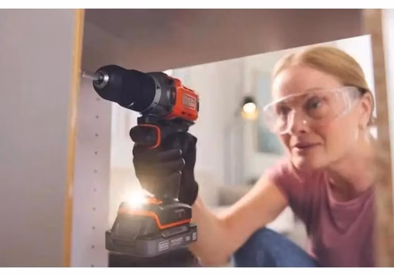 Taladro atornillador Black+Decker 18 V BCD383D2TA en color negro y naranja con batería recargable