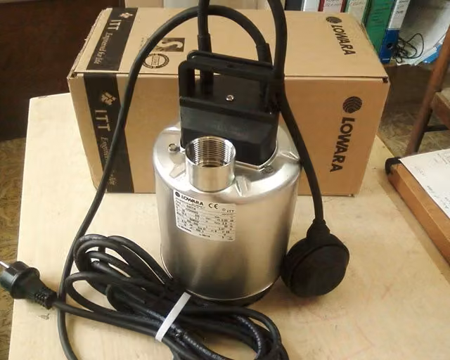 Bomba de vaciado de sótano automática Lowara Doc7 con flotador para sumideros, riego y estanques, monofásica de 0,55 kW en color plata y acero inoxidable