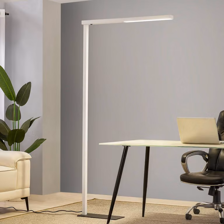 Lámpara de pie LED Arcchio de estilo moderno en color blanco con acabado en aluminio y plástico para hogar u oficina