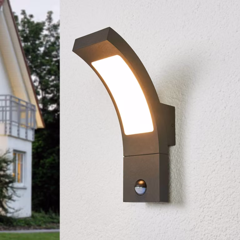 Aplique de exterior con sensor de movimiento Lucande, diseño moderno en aluminio y negro
