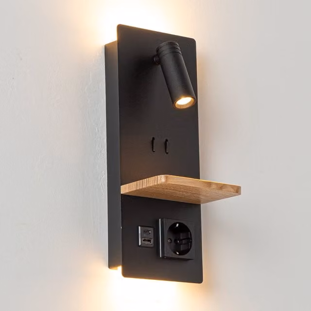 Aplique de pared Möbius de ALPINALUZ en color negro con luz de lectura LED, luz ambiental, bandeja de madera, puerto USB y enchufe integrado