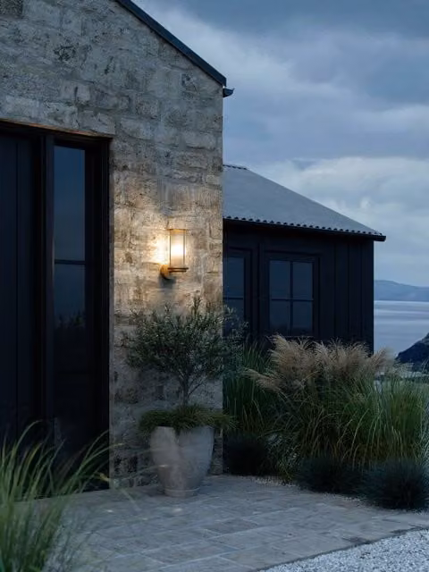 Aplique de exterior Nordlux Linton en metal y vidrio con acabado en oro o plata y altura de 30 cm