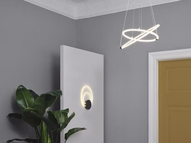 Aplique de pared LED Osram Helios Wall en color gris con luz blanca cálida de 3000K, 960 lm e IP20 para salón o pasillo